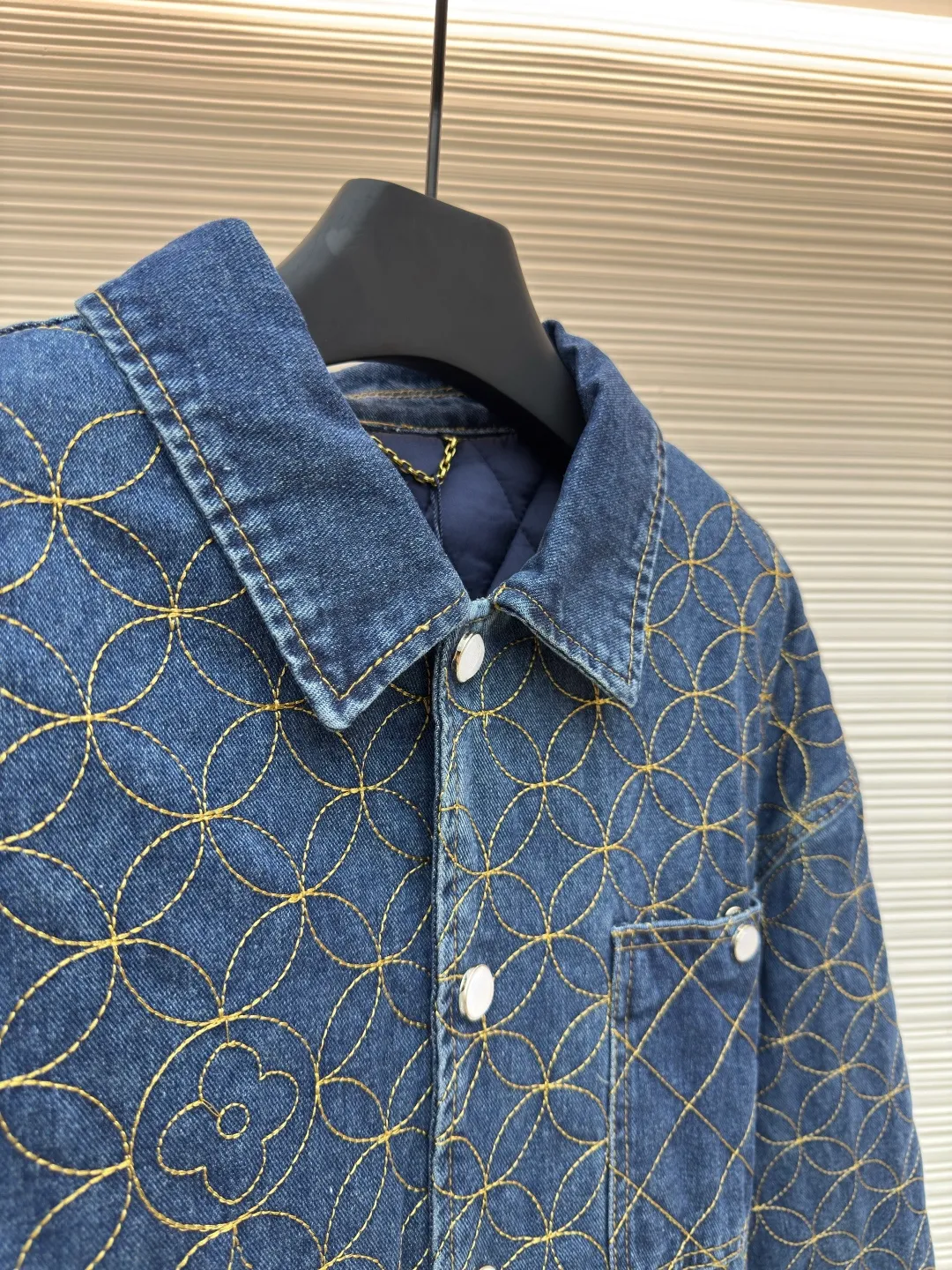 LOUIS VUITTON nigo boot thread embroidered denim jacket ●Authentic product: purchased and developed by 32609 ●Item number: 1680652-B60 ●Fabric: denim fabric ●Technology: jacquard embroidery production ●Version: fitted version ●Weight: about 1210 grams ●Size: 46-48-50-52 ●Description: Using embroidery pattern stitching, the rice grain full-frame embroidery process is characterized by using fine embroidery techniques to evenly and densely embroider patterns or patterns similar to the size of rice grains on the entire embroidery to achieve full coverage, exquisite and delicate visual effects. During embroidery, the use of stitches and embroidery threads forms small units similar to rice grains. These units are closely arranged to form the overall pattern. The craftsmanship is quite complex, giving people an artistic visual enjoyment. The inner cover is pieced together, and the one that comes into contact with the skin is cotton. The process is cumbersome and synchronized with the original version. The flat nails and door sill buttons are clearly and delicately engraved, the environmentally friendly electroplating adopts a bronze opening and closing design, the back waist leather plate has an iron-moulded pattern with contrasting colors, and is made of genuine first-layer cowhide suede. A full set of new accessories are customized simultaneously, and the details are handled perfectly. The skateboard has a straight design, a loose cut, wide and stylish, focusing on the comfort and freedom of wearing the upper body. Compatible with the same series, exclusive product. The overall wiring is straight and delicate, the fabric is comfortable and soft, and the color is consistent without color difference. It can be matched with the same style to create a fashionable look and control various occasions. Customized accessories, complete with three standards, same style for men and women!